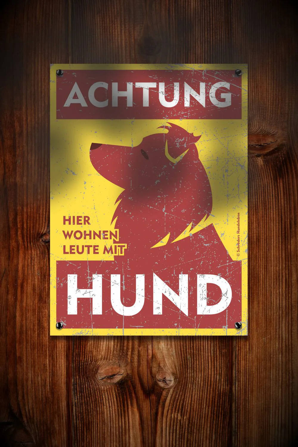 Hundewarnschilder - ein Warnschild an einer Bretterwand