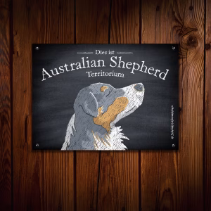 Hundeschild mit einer Australian Shepherd Kreidezeichnung an einer Bretterwand