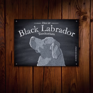 Hundeschild mit einer Schwarzer Labrador Retriever Kreidezeichnung an einer Holzwand