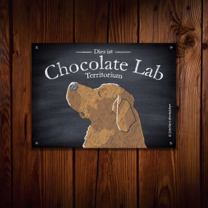 Hundeschild mit einer Brauner Labrador Retriever Kreidezeichnung an einer Holzwand