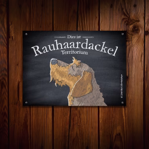 Hundeschild mit einer Rauhaardackel Kreidezeichnung an einer Holzwand