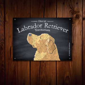 Hundeschild mit einer Gelber Labrador Retriever Kreidezeichnung an einer Holzwand
