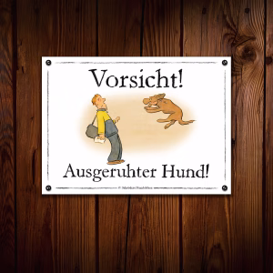 Lustiges Postboten-Hundewarnschild mit Schrauben an einer dunklen Holzwand