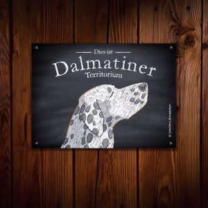 Hundeschild mit einer Dalmatiner Kreidezeichnung an einer alten Holzwand