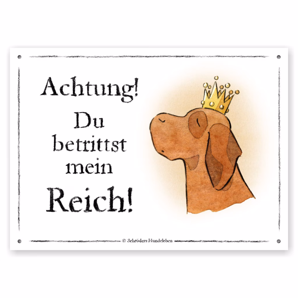 Humorvolles Hundeschild: Hund mit würdevoll erhobenem Haupt und einer Krone darauf. Daneben kann man lesen: Achtung! Du betrittst mein Reich!