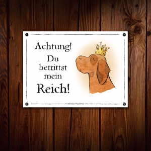 Humorvolles Hundeschild, angebracht an einer rustikalen Holzwand. Das Schild zeigt einen würdevollen Hund mit Krone, der Text lautet: Du betrittst mein Reich!
