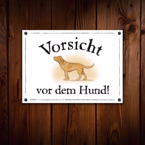 Hundewarnschild "Vorsicht vor dem Hund" an einer dunklen Bretterwand: Hund posiert mit erhobenem Kopf.