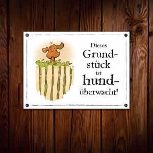 Lustiges Hundewarnschild mit einem Hund hinterm Zaun an eine rustikale Holzwand geschraubt